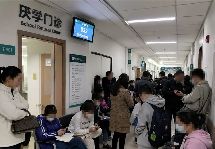 云开体育官网-休学门诊挤满了初三学生,北大教培人揭开真相:三条路全被堵死,他们无处可逃